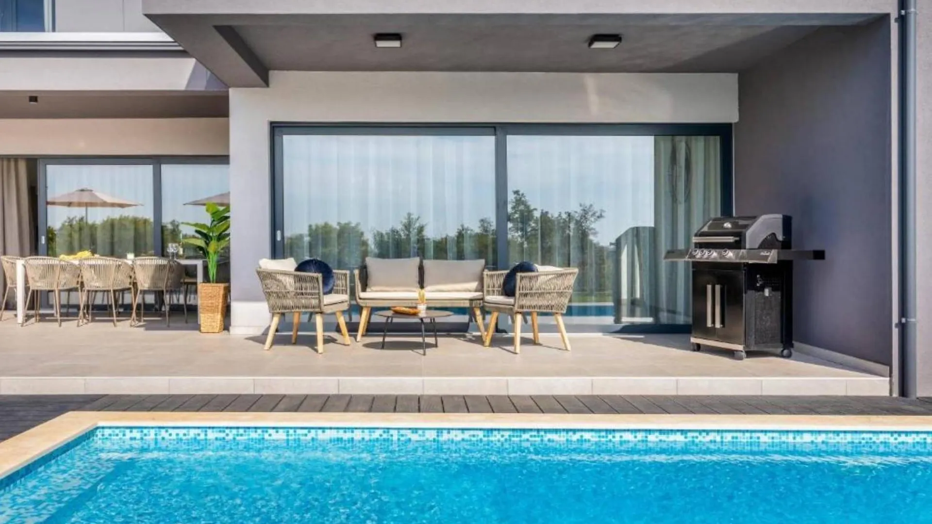 Elegant Villa With Pool And Sauna Rasa